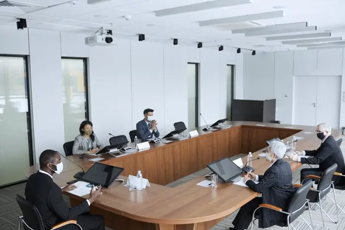 企業會議室中的採購討論